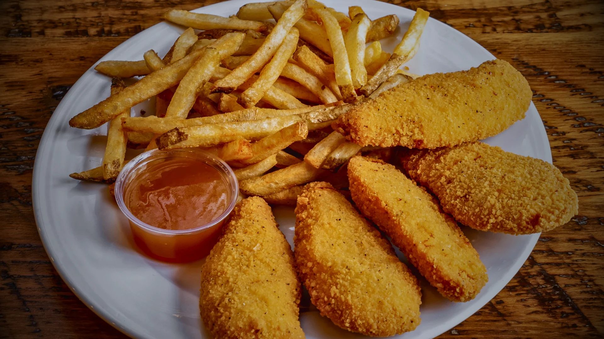 Crispy chicken tenders with Franklin Fries and plum sauce